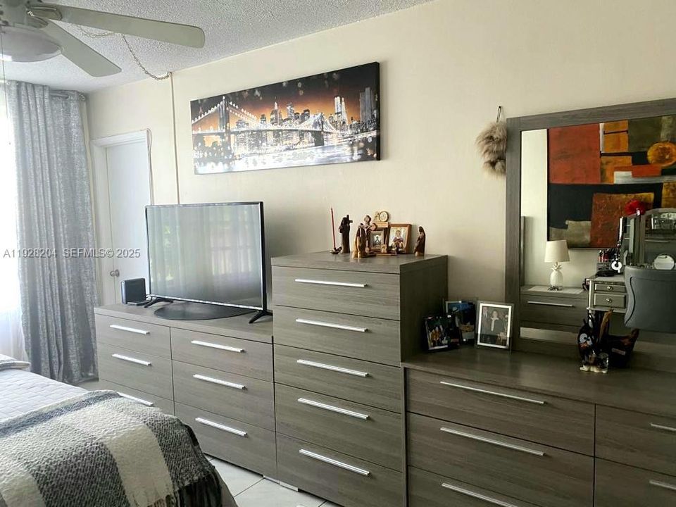 For Sale: $189,000 (1 beds, 1 baths, 825 Square Feet)