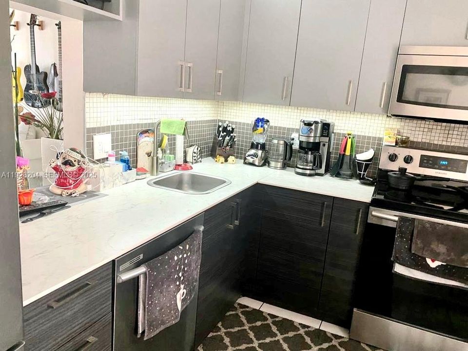 For Sale: $189,000 (1 beds, 1 baths, 825 Square Feet)