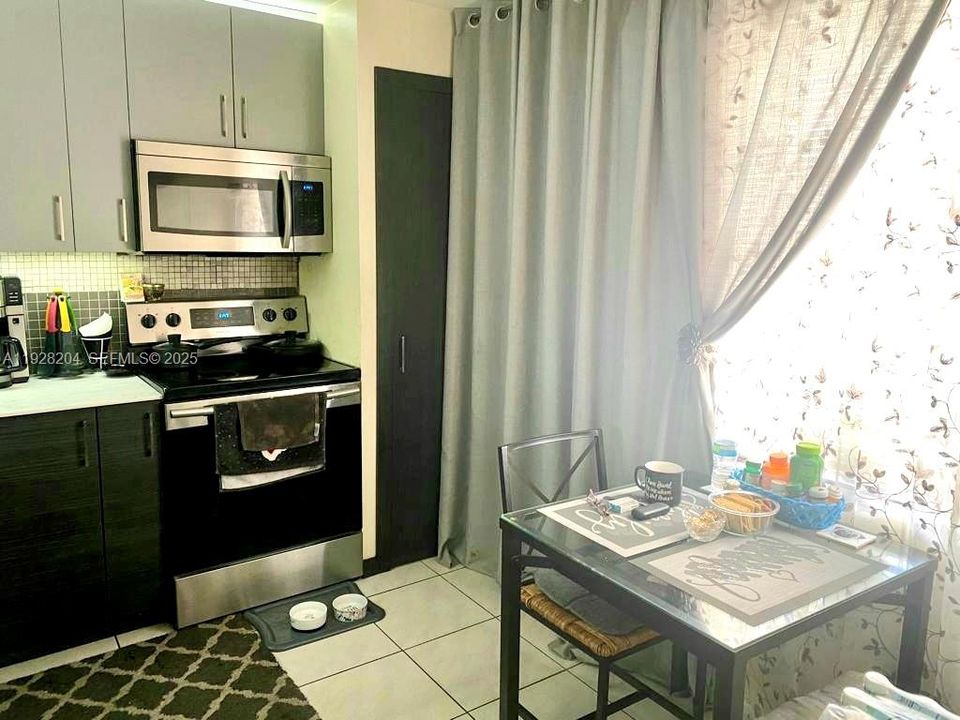 For Sale: $189,000 (1 beds, 1 baths, 825 Square Feet)