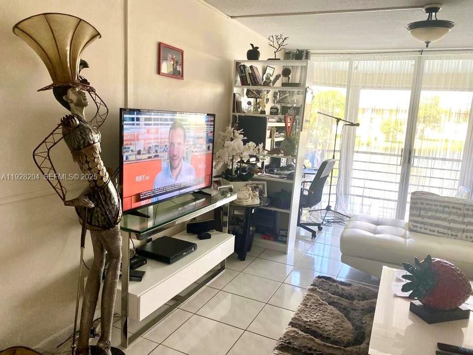 For Sale: $189,000 (1 beds, 1 baths, 825 Square Feet)