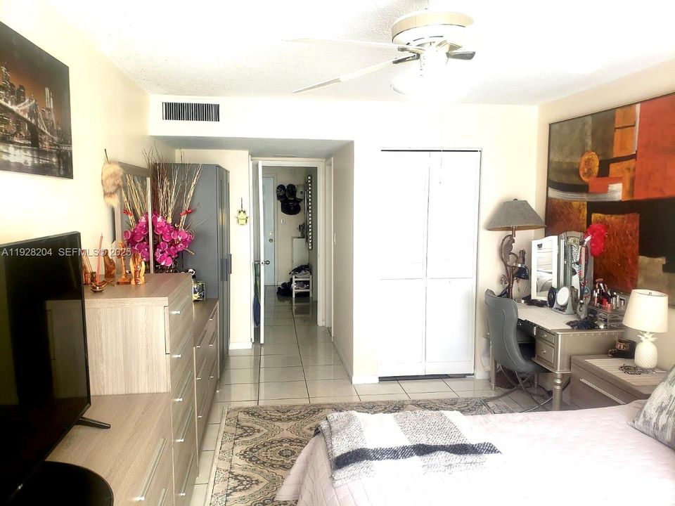 For Sale: $189,000 (1 beds, 1 baths, 825 Square Feet)