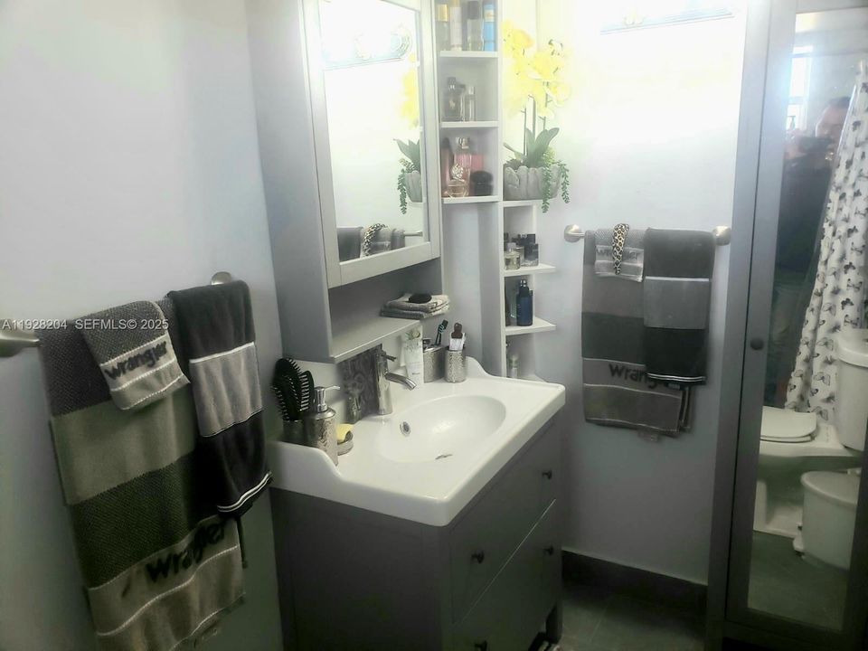 For Sale: $189,000 (1 beds, 1 baths, 825 Square Feet)