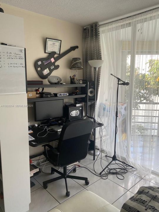 For Sale: $189,000 (1 beds, 1 baths, 825 Square Feet)