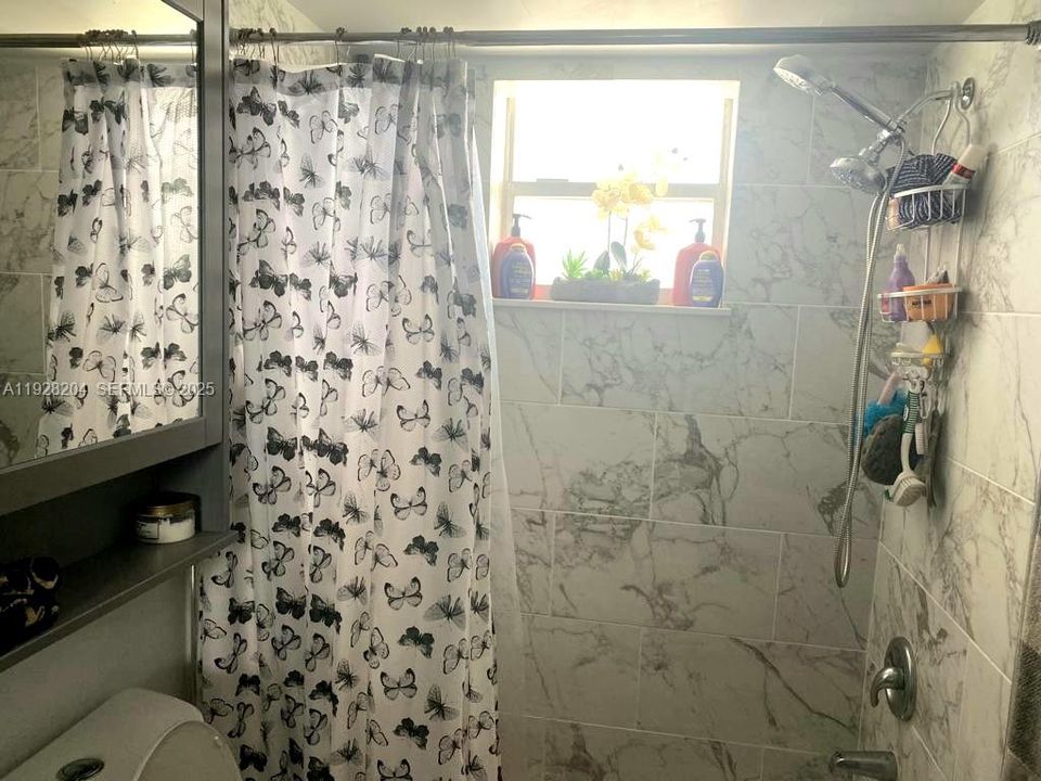 For Sale: $189,000 (1 beds, 1 baths, 825 Square Feet)