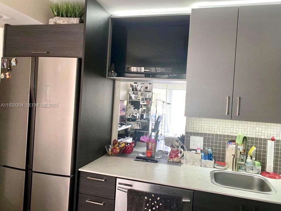 For Sale: $189,000 (1 beds, 1 baths, 825 Square Feet)