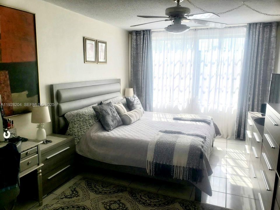 For Sale: $189,000 (1 beds, 1 baths, 825 Square Feet)