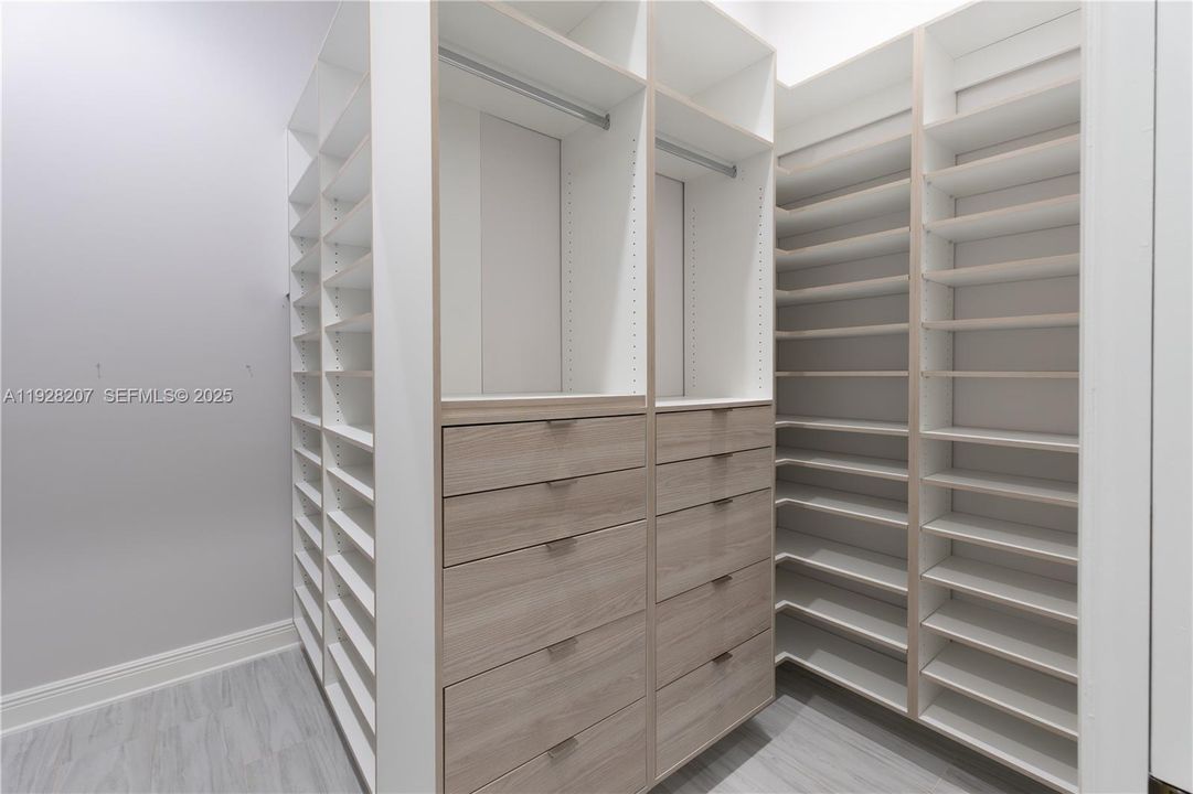 出租: $12,000 (5 贝兹, 5 浴室, 4194 平方英尺)