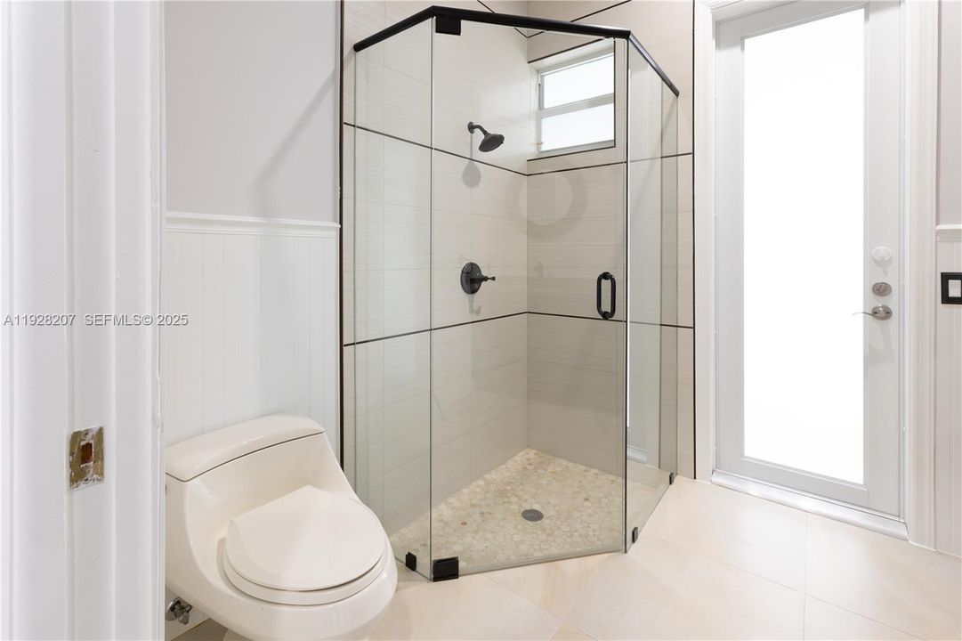 出租: $12,000 (5 贝兹, 5 浴室, 4194 平方英尺)