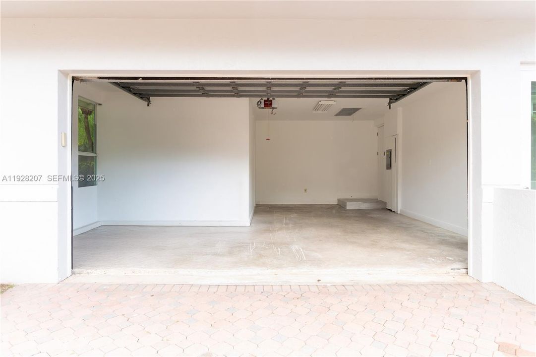 出租: $12,000 (5 贝兹, 5 浴室, 4194 平方英尺)