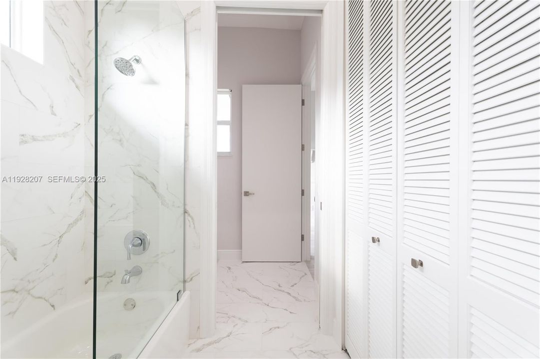 出租: $12,000 (5 贝兹, 5 浴室, 4194 平方英尺)