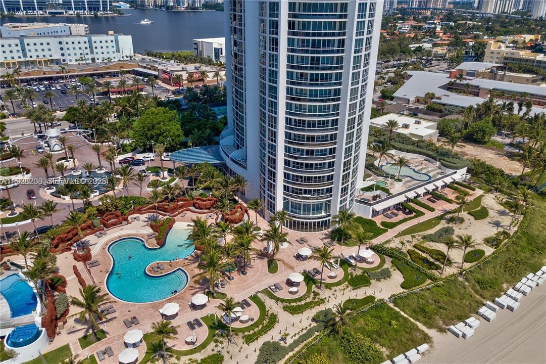 En Venta: $950,000 (1 camas, 1 baños, 958 Pies cuadrados)