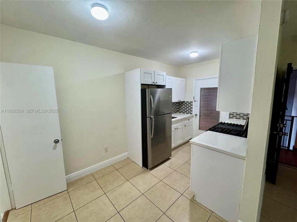 For Rent: $1,900 (1 beds, 1 baths, 700 Square Feet)