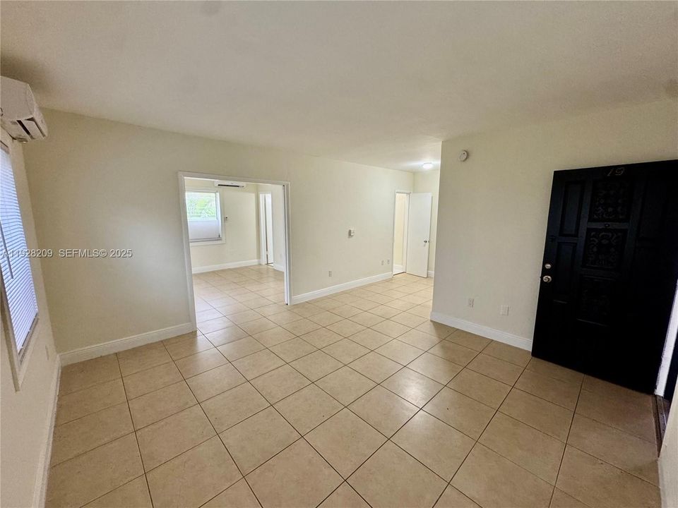 For Rent: $1,900 (1 beds, 1 baths, 700 Square Feet)