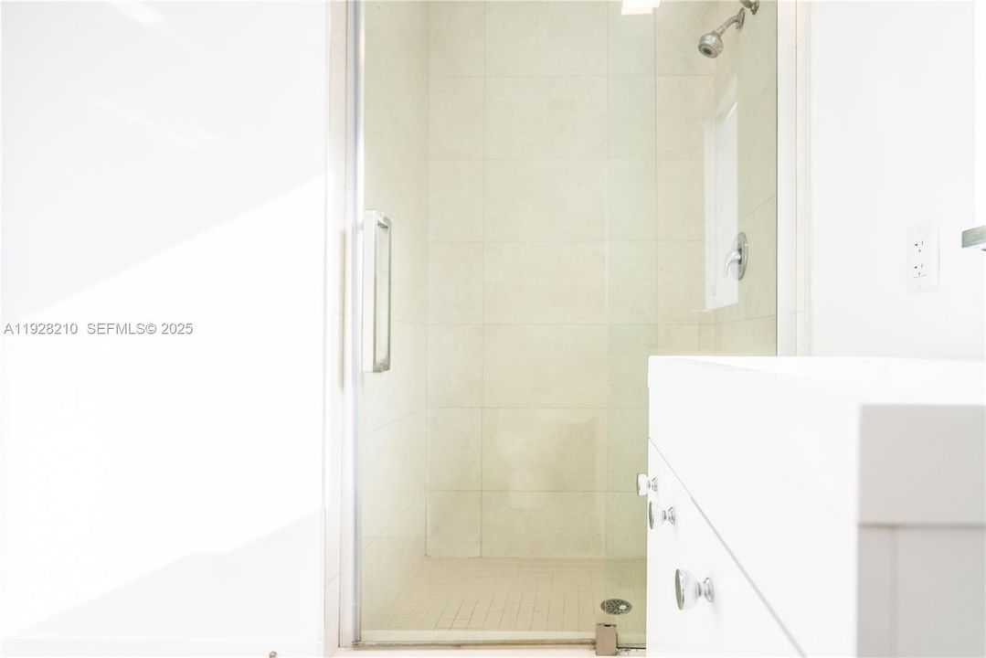 出租: $2,450 (2 贝兹, 1 浴室, 737 平方英尺)