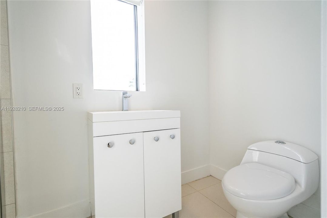 出租: $2,450 (2 贝兹, 1 浴室, 737 平方英尺)