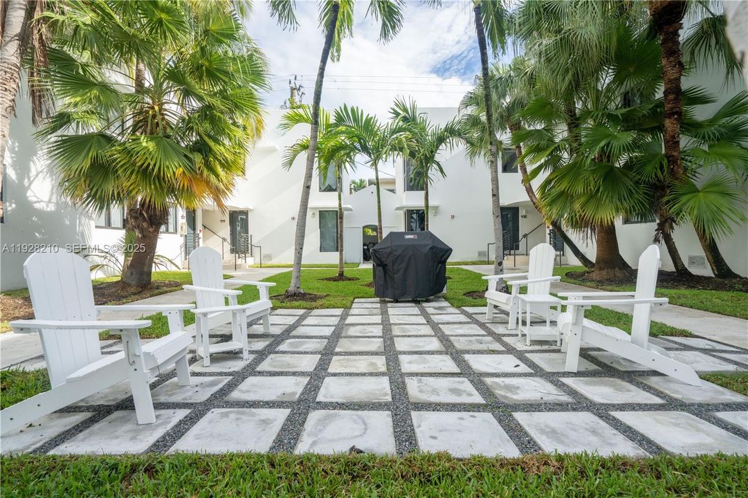 出租: $2,450 (2 贝兹, 1 浴室, 737 平方英尺)