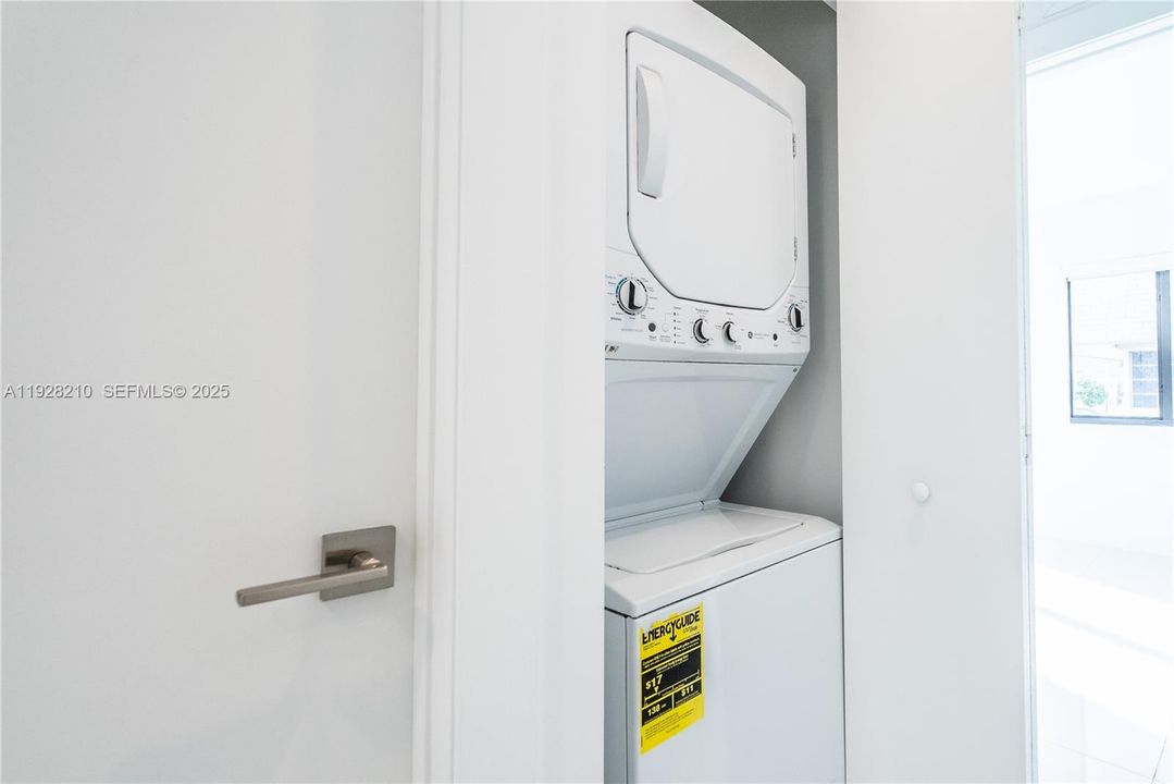 出租: $2,450 (2 贝兹, 1 浴室, 737 平方英尺)