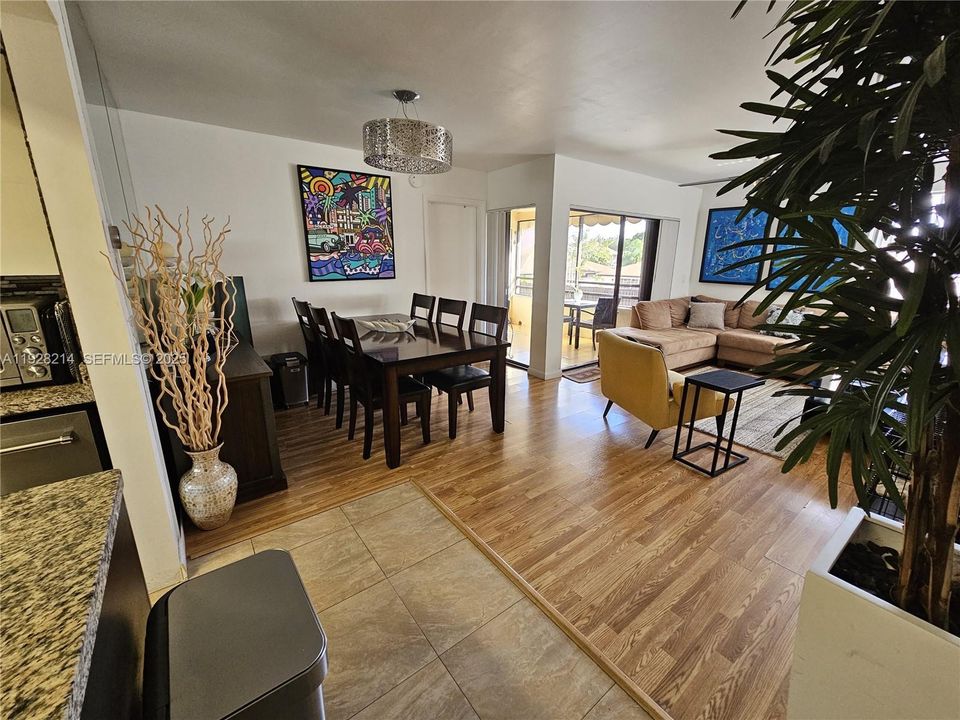 На продажу: $255,000 (2 спален, 2 ванн, 978 Квадратных фут)