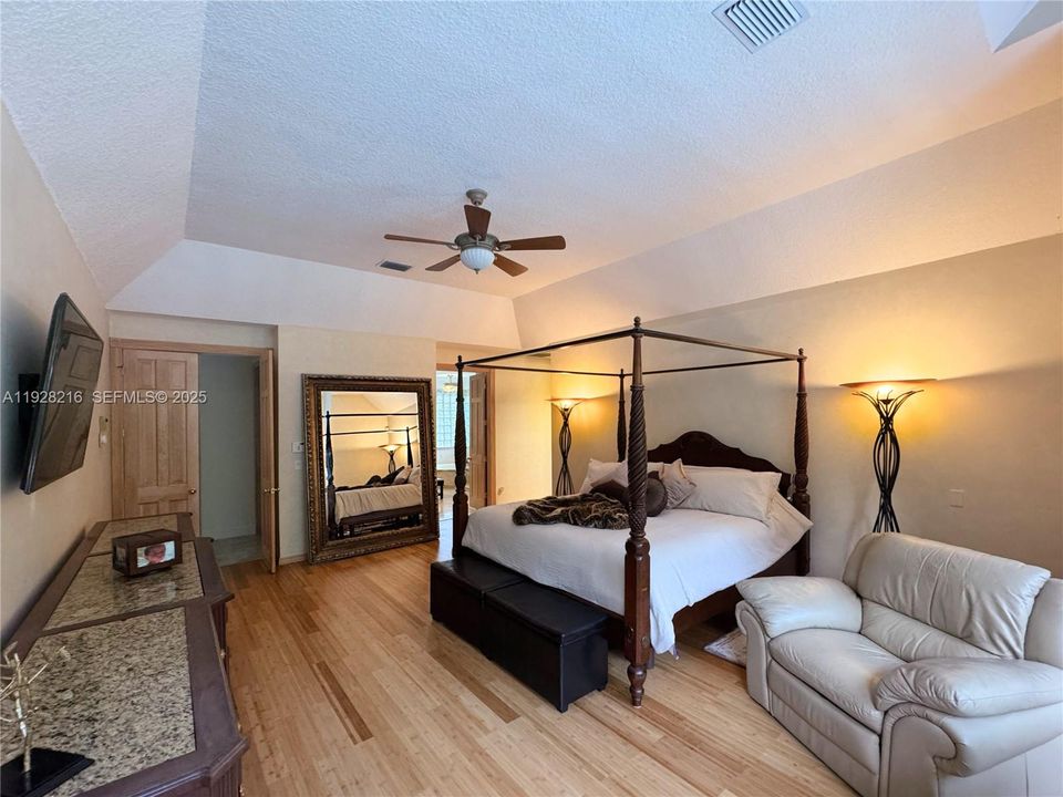 For Sale: $1,600,000 (5 beds, 3 baths, 3202 Square Feet)