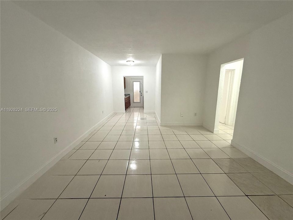 For Rent: $1,900 (1 beds, 1 baths, 678 Square Feet)