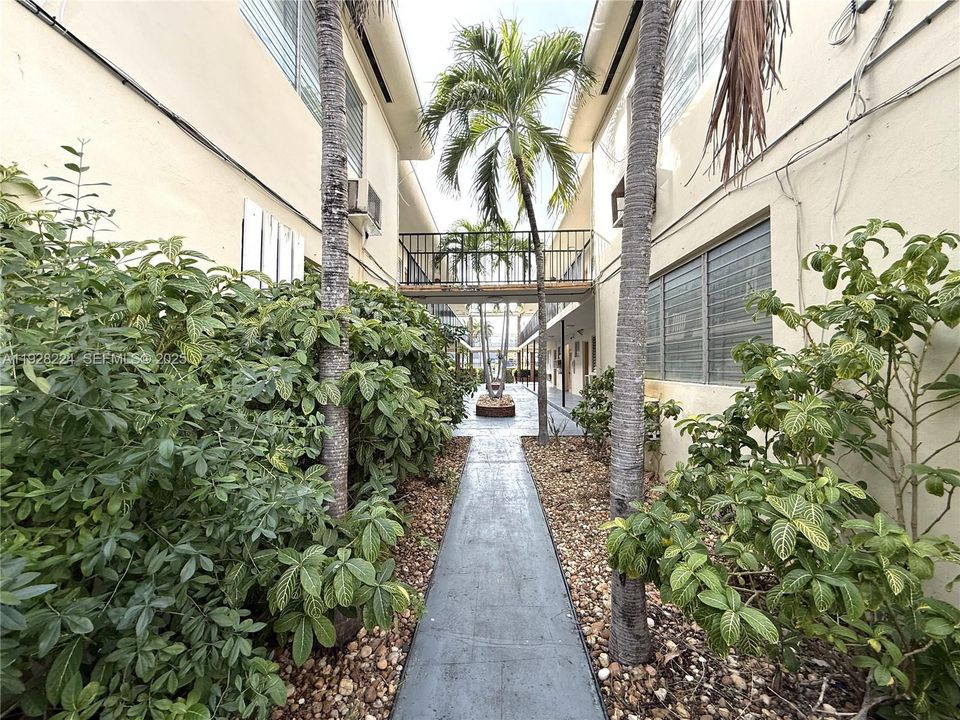 For Rent: $1,900 (1 beds, 1 baths, 678 Square Feet)