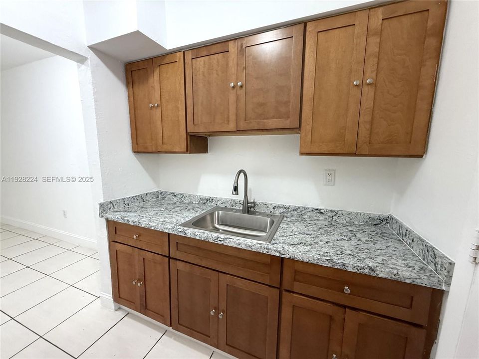 For Rent: $1,900 (1 beds, 1 baths, 678 Square Feet)