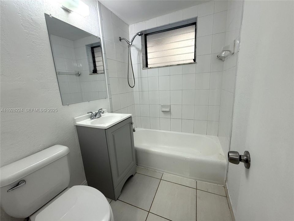 For Rent: $1,900 (1 beds, 1 baths, 678 Square Feet)