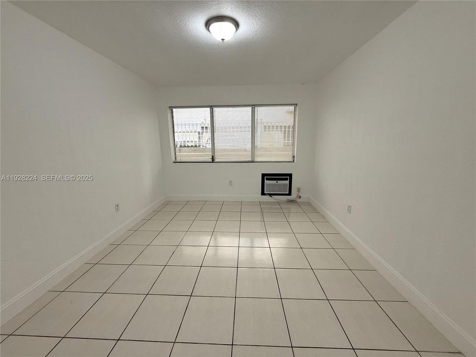 For Rent: $1,900 (1 beds, 1 baths, 678 Square Feet)
