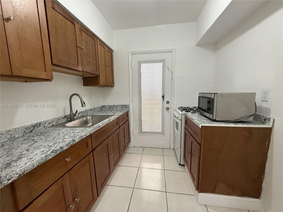 For Rent: $1,900 (1 beds, 1 baths, 678 Square Feet)