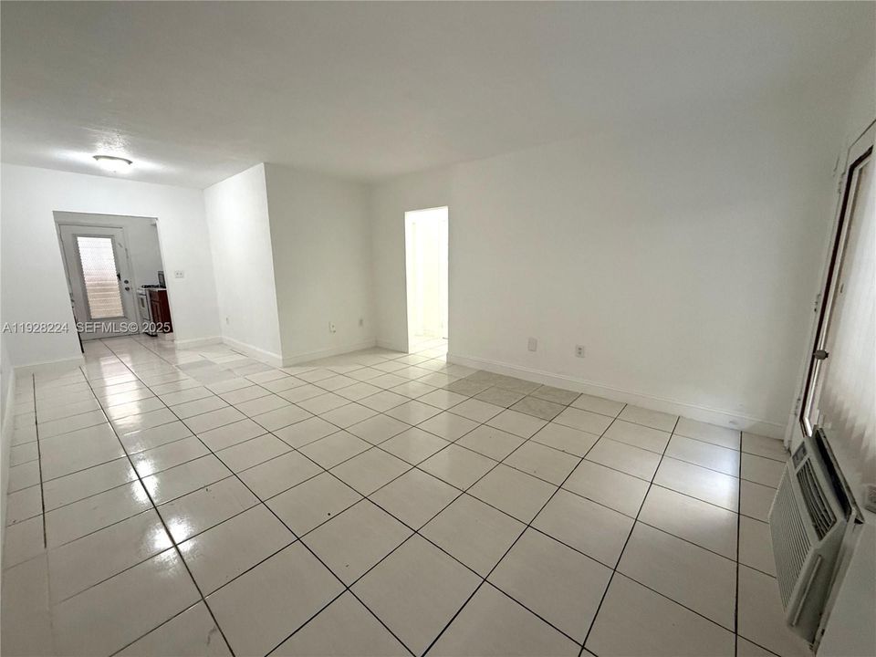 For Rent: $1,900 (1 beds, 1 baths, 678 Square Feet)