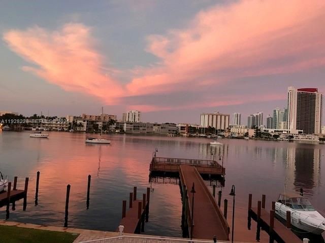 На продажу: $330,000 (2 спален, 2 ванн, 1030 Квадратных фут)