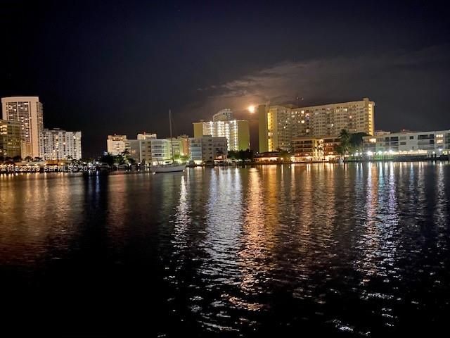 На продажу: $330,000 (2 спален, 2 ванн, 1030 Квадратных фут)