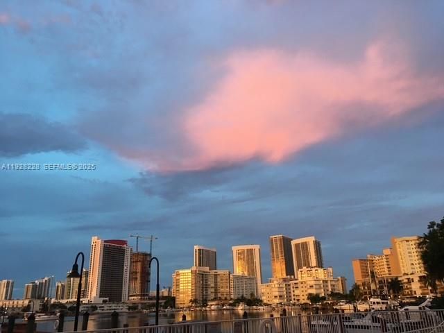 На продажу: $330,000 (2 спален, 2 ванн, 1030 Квадратных фут)