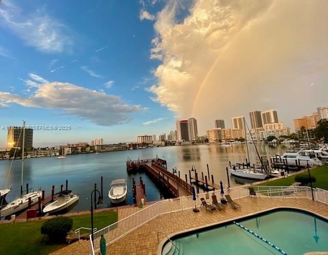 На продажу: $330,000 (2 спален, 2 ванн, 1030 Квадратных фут)