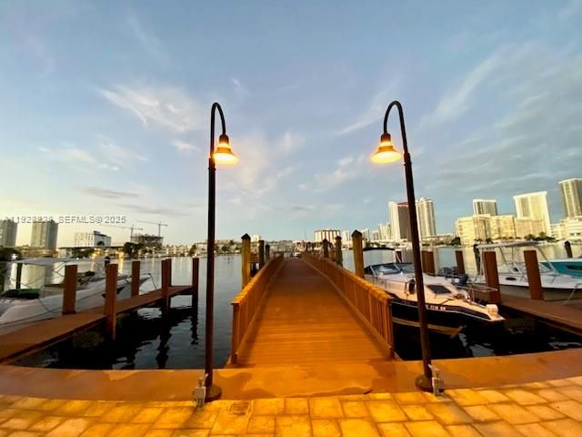 На продажу: $330,000 (2 спален, 2 ванн, 1030 Квадратных фут)