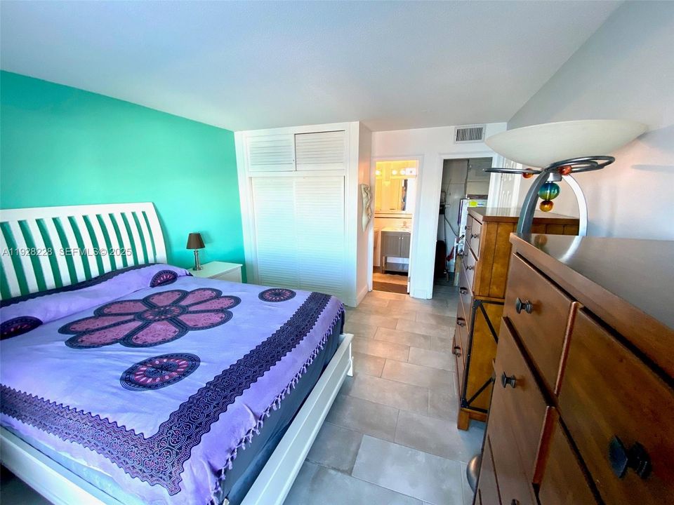 На продажу: $330,000 (2 спален, 2 ванн, 1030 Квадратных фут)