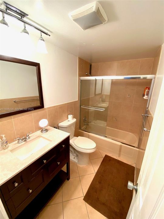 На продажу: $330,000 (2 спален, 2 ванн, 1030 Квадратных фут)