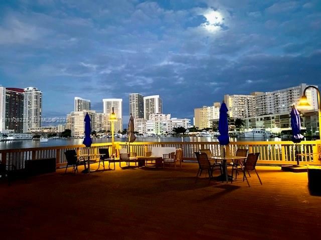 На продажу: $330,000 (2 спален, 2 ванн, 1030 Квадратных фут)