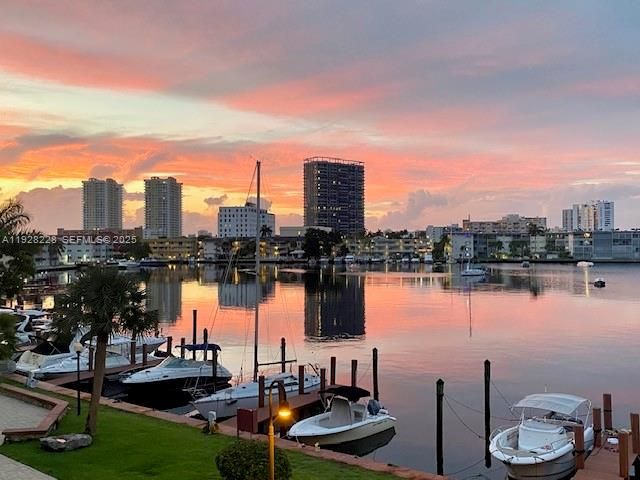 На продажу: $330,000 (2 спален, 2 ванн, 1030 Квадратных фут)