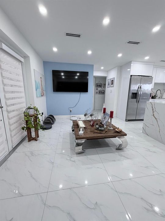 En Venta: $695,900 (4 camas, 2 baños, 1337 Pies cuadrados)