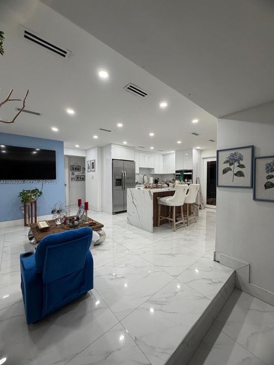 En Venta: $695,900 (4 camas, 2 baños, 1337 Pies cuadrados)