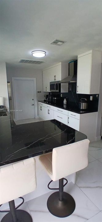 En Venta: $695,900 (4 camas, 2 baños, 1337 Pies cuadrados)