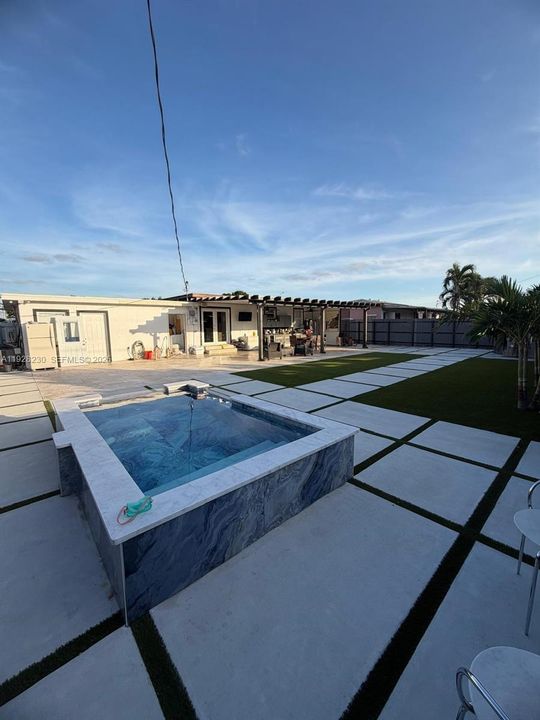 En Venta: $695,900 (4 camas, 2 baños, 1337 Pies cuadrados)