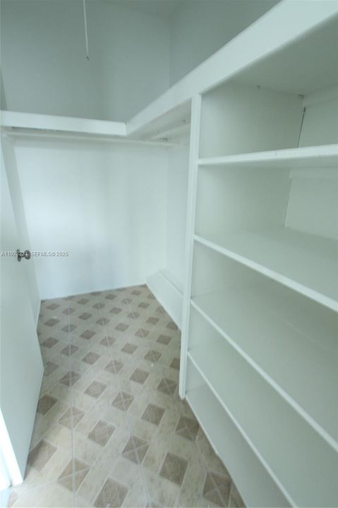 出租: $1,725 (1 贝兹, 1 浴室, 0 平方英尺)