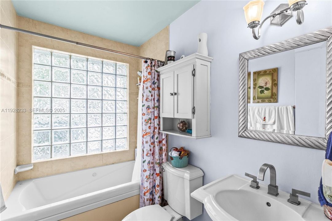 For Sale: $385,000 (3 beds, 2 baths, 1395 Square Feet)