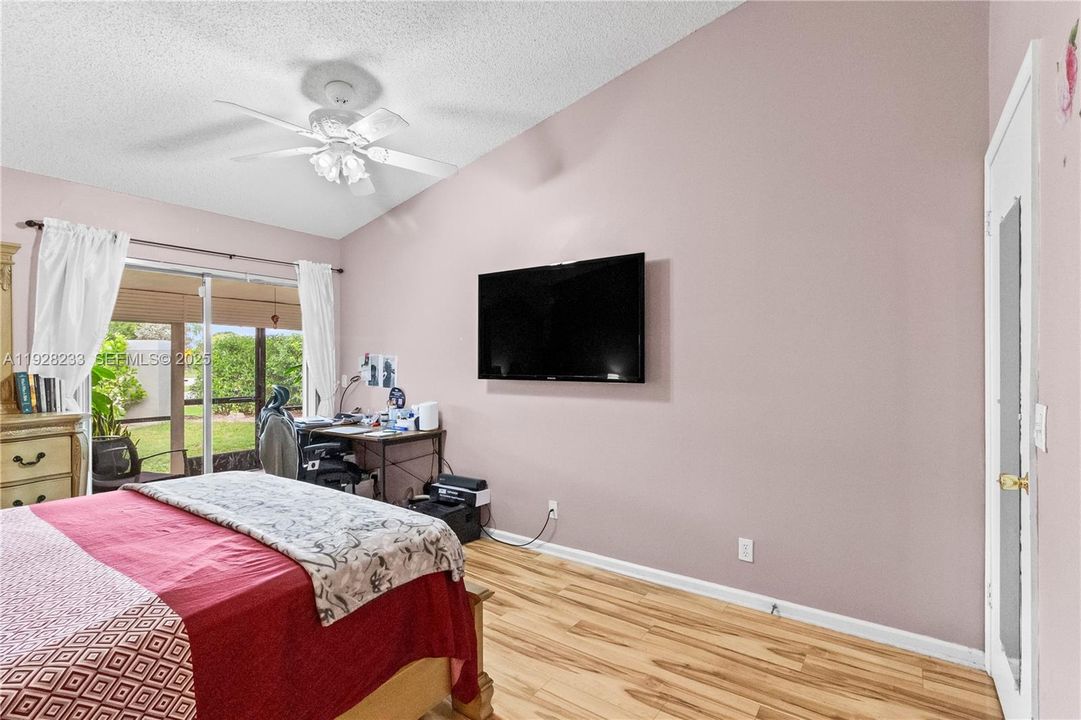 For Sale: $385,000 (3 beds, 2 baths, 1395 Square Feet)