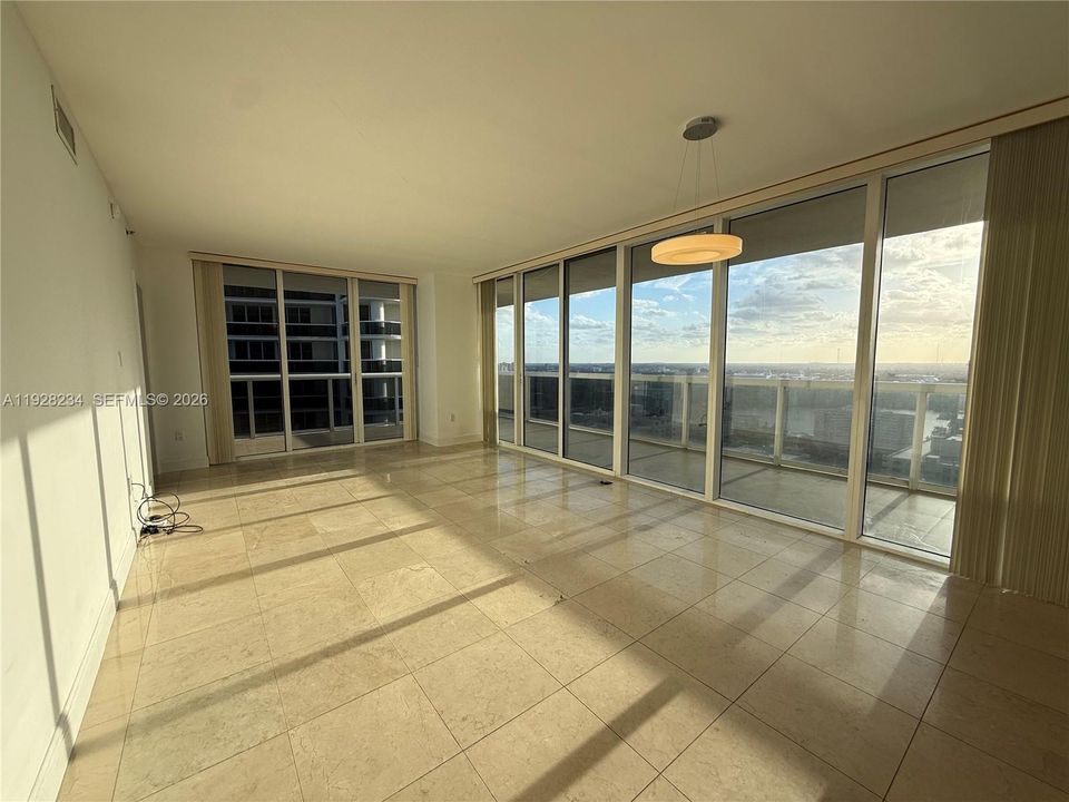 For Sale: $1,050,000 (2 beds, 2 baths, 1458 Square Feet)