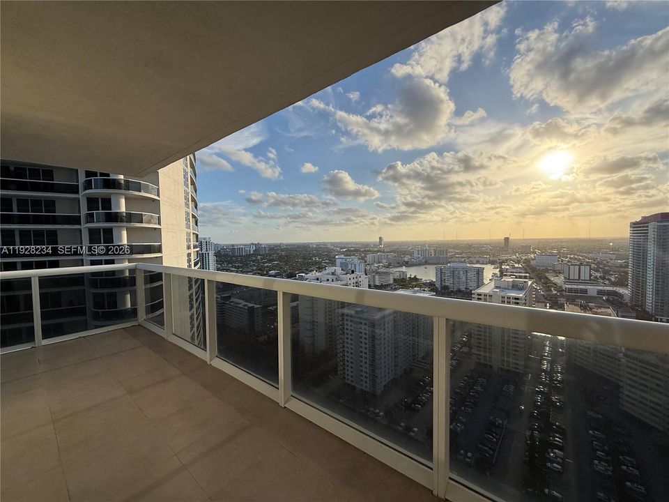 For Sale: $1,050,000 (2 beds, 2 baths, 1458 Square Feet)