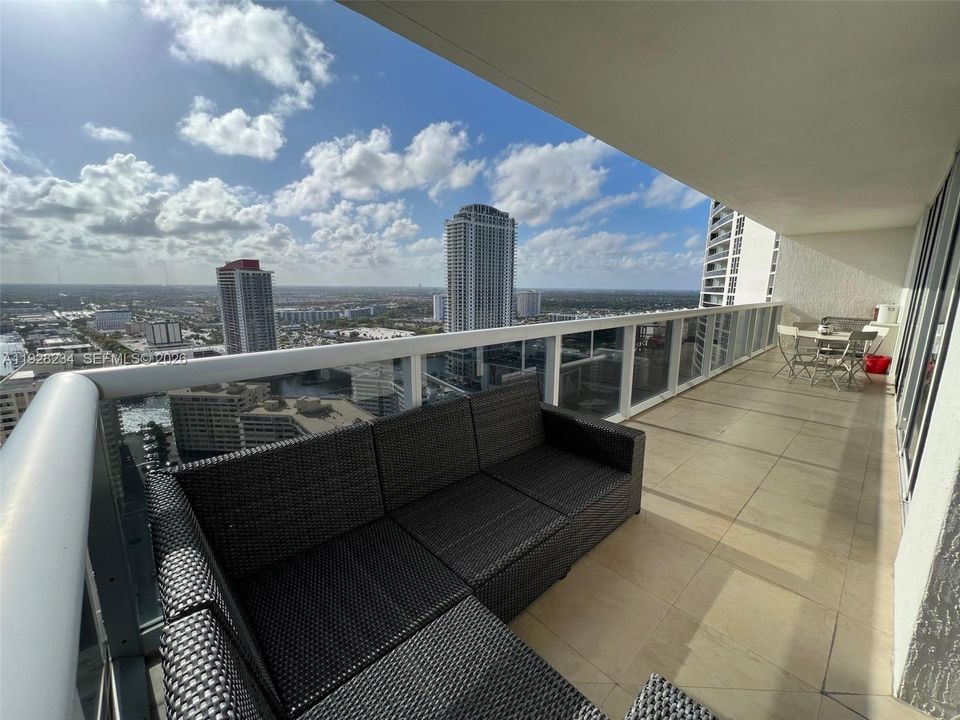 For Sale: $1,050,000 (2 beds, 2 baths, 1458 Square Feet)