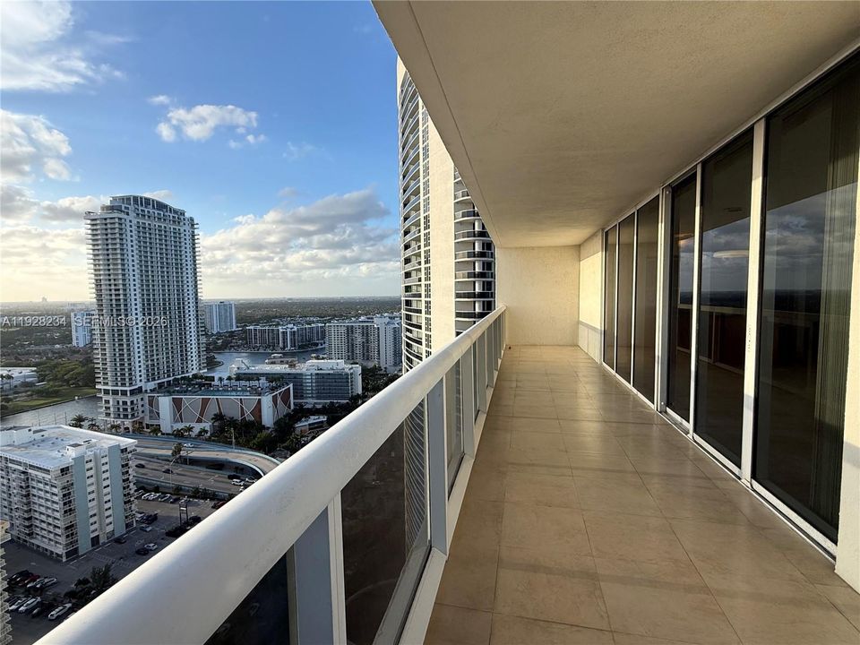 For Sale: $1,050,000 (2 beds, 2 baths, 1458 Square Feet)
